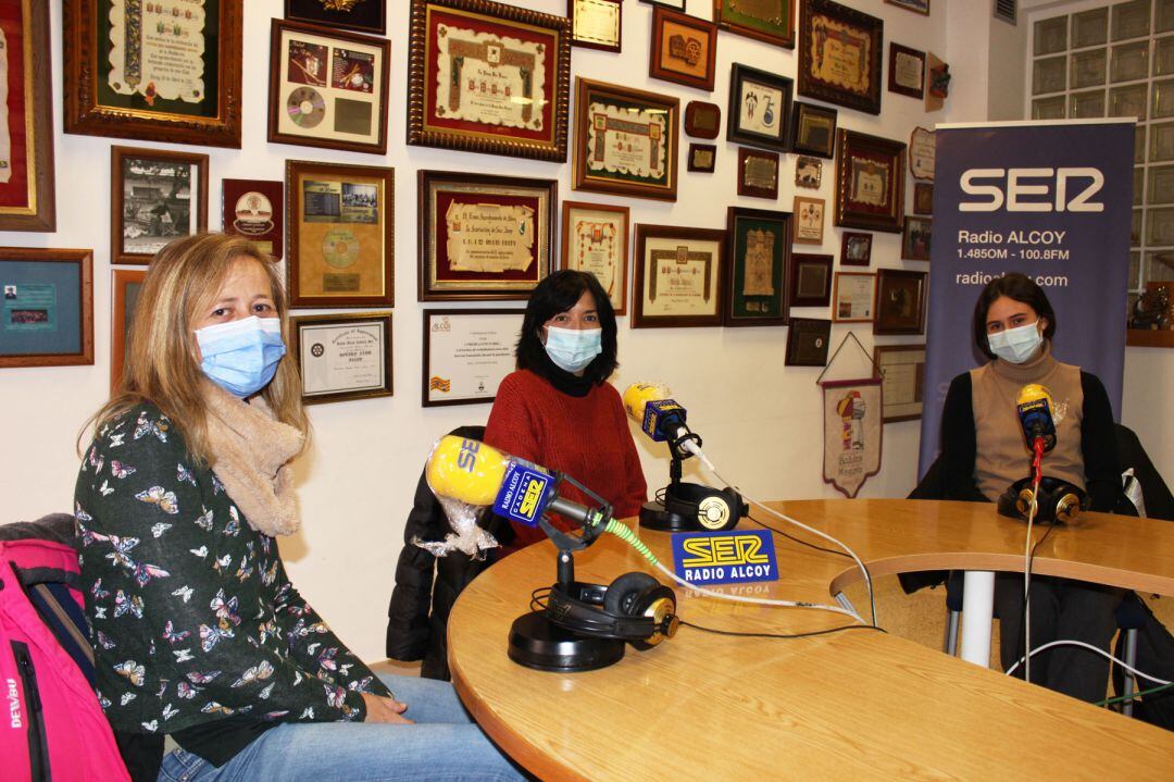 Eva Navas, Gema Moiña y Miriam Figuerola en el estudio central de Radio Alcoy