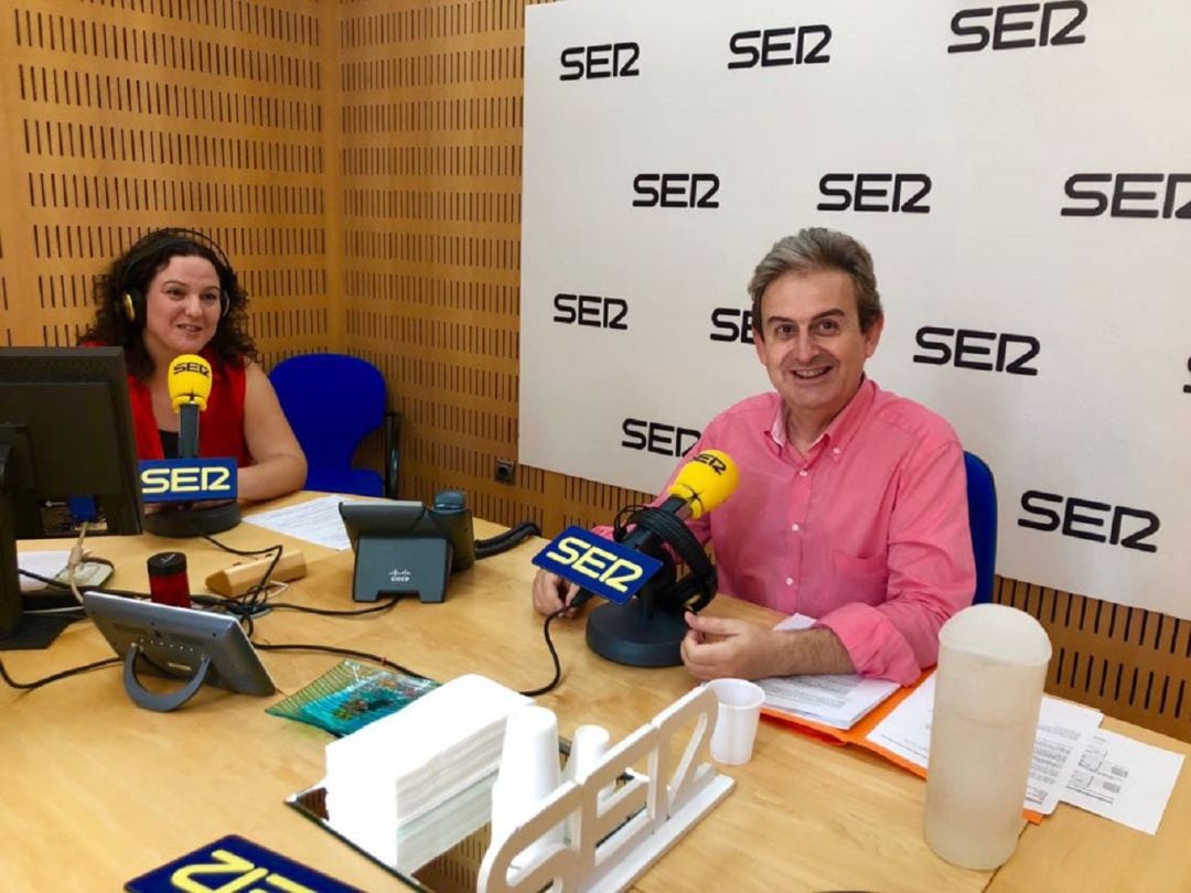 Fernández Lladó en los estudios de Radio Murcia