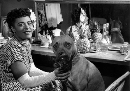 La cantante junto a su perro en el camerino de un teatro