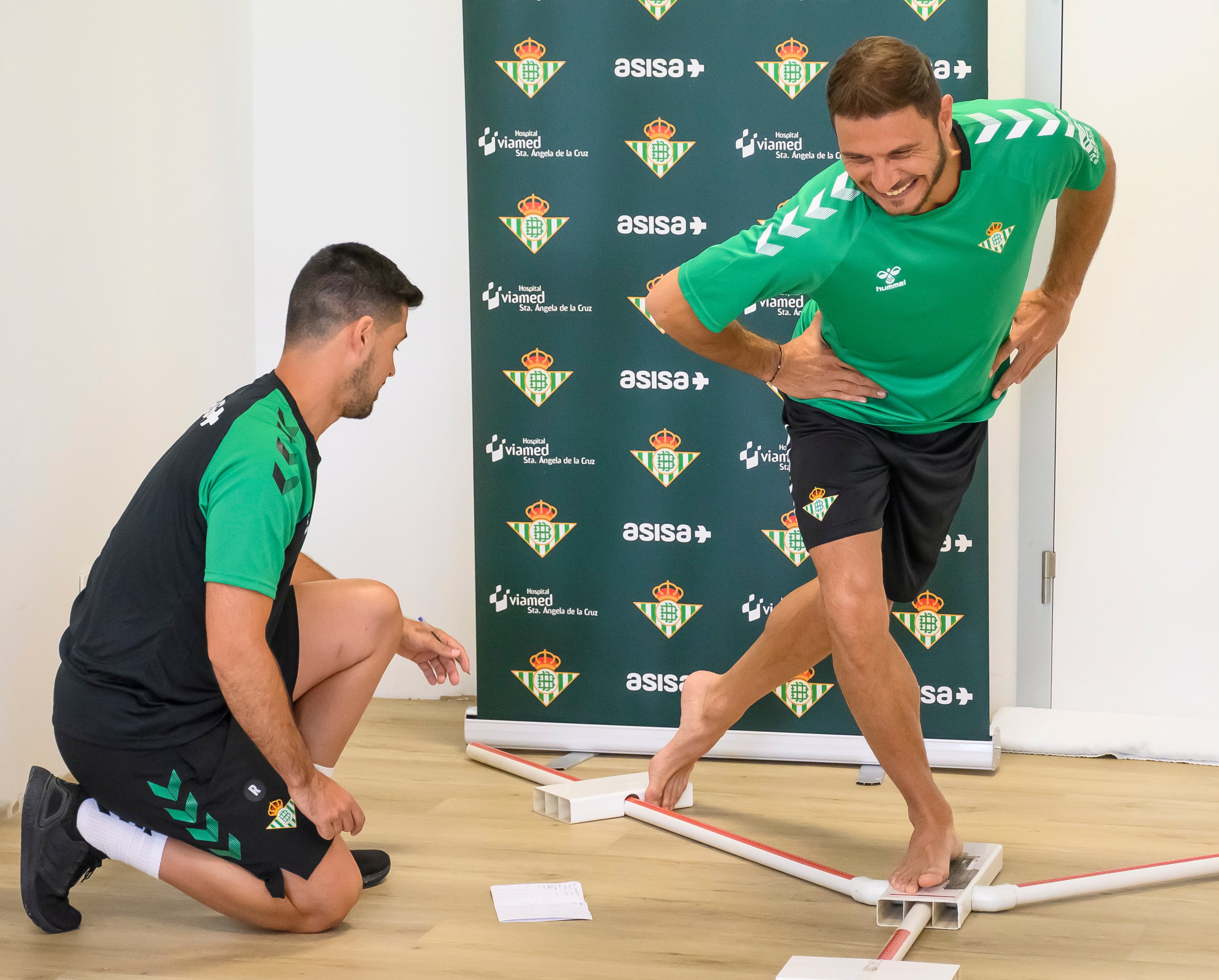 SEVILLA, 05/07/2022.- El capitán del Real Betis, Joaquín, durante los reconocimientos médicos de los integrantes del equipo que han tenido lugar estos días en la ciudad deportiva del club en Sevilla. EFE/ Raúl Caro.