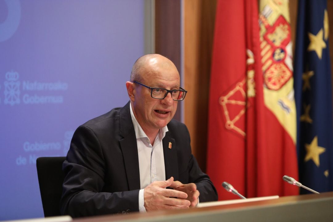 El consejero de Educación, Carlos Gimeno, en una rueda de prensa