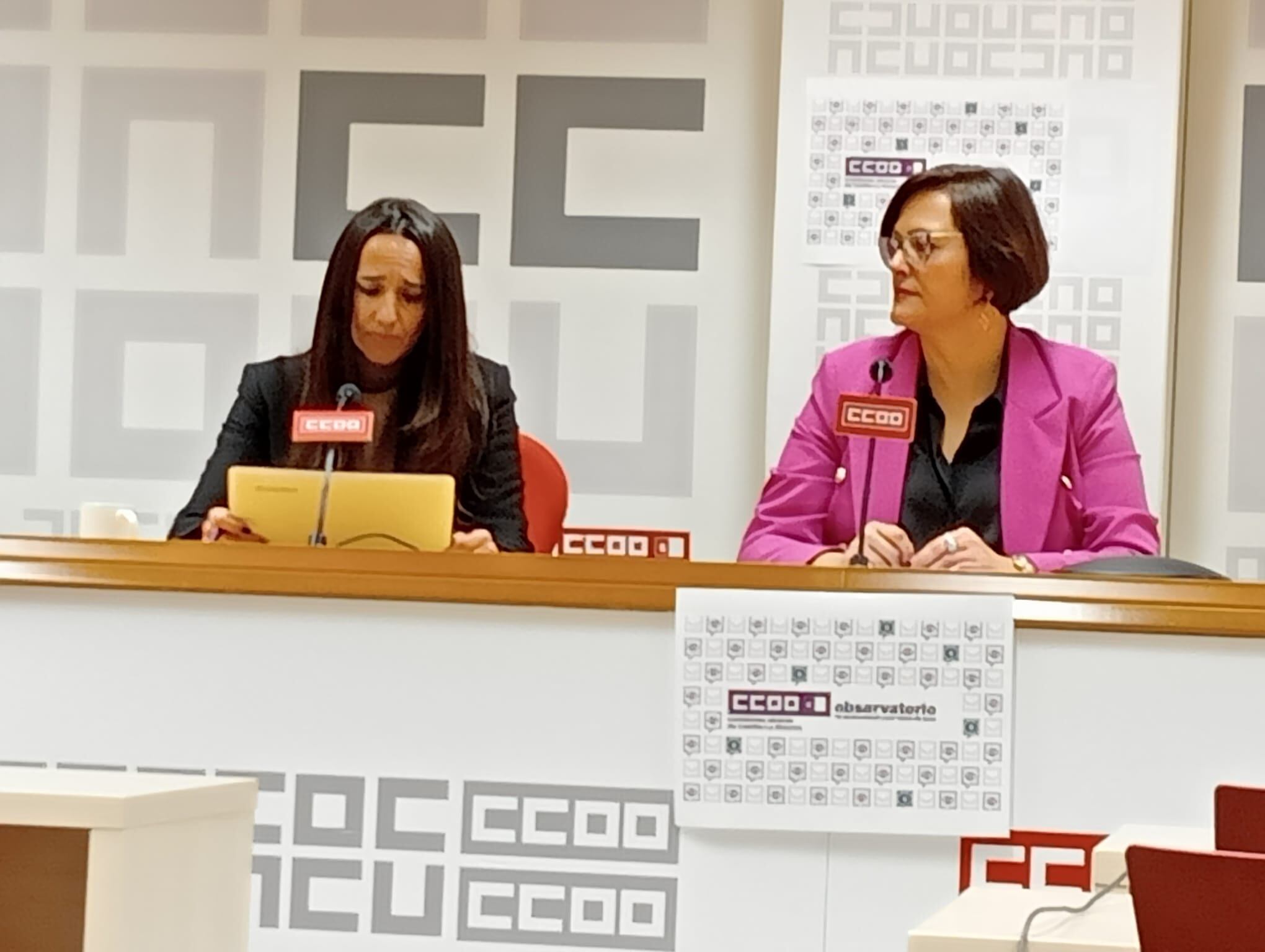 Carolina Vidal (derecha) junto a la secretaria regional de Mujer y LGTBI de CCOO, Rosario Martínez