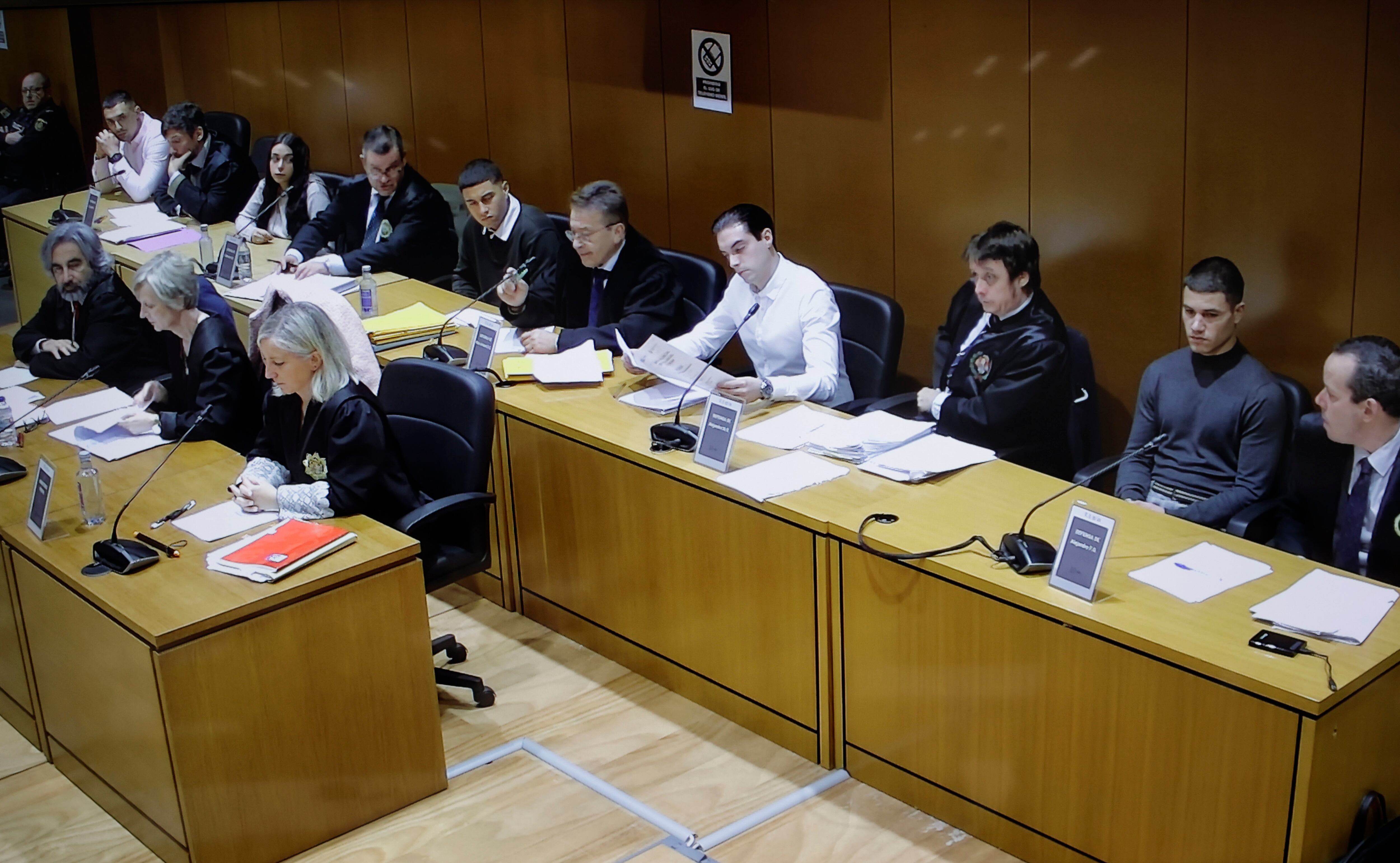 A CORUÑA, 11/11/24.- Continúa en la Audiencia Provincial de A Coruña el juicio por el asesinato de Samuel Luiz con cinco acusados para los que la Fiscalía pide penas de entre 22 y 27 años de prisión al ver agravante de discriminación por orientación sexual. La sección primera de la Audiencia Provincial de A Coruña acoge desde el pasado 16 de octubre el juicio, con jurado popular, por el crimen que segó la vida del joven de 24 años, de origen brasileño, la madrugada del 3 de julio de 2021 en A Coruña, frente a la playa de Riazor, en una zona de ocio nocturno. EFE/Cabalar
