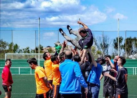 Diego Zapata manteado por sus jugadores