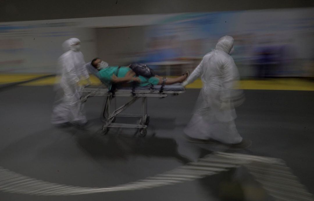 Fotografía a baja velocidad de enfermeros con un paciente con coronavirus a la UTI del hospital de Campaña de Riocentro, en la zona oeste de Río de Janeiro (Brasil)