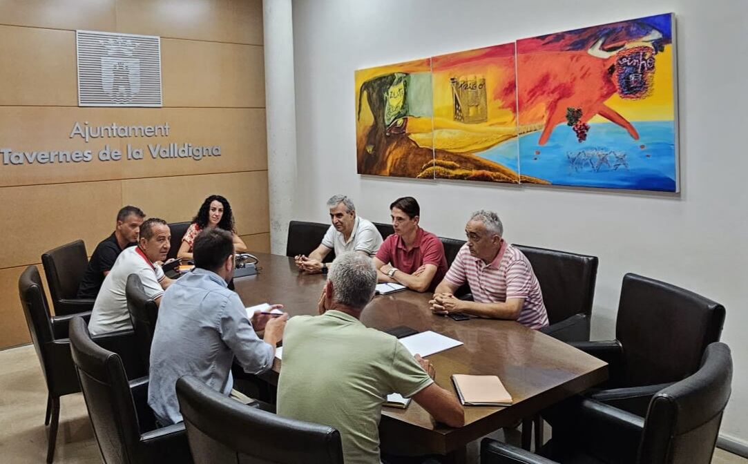 La alcaldesa Lara Romero y concejales de Tavernes durante la reunión mantenido con directivos de Mercadona.