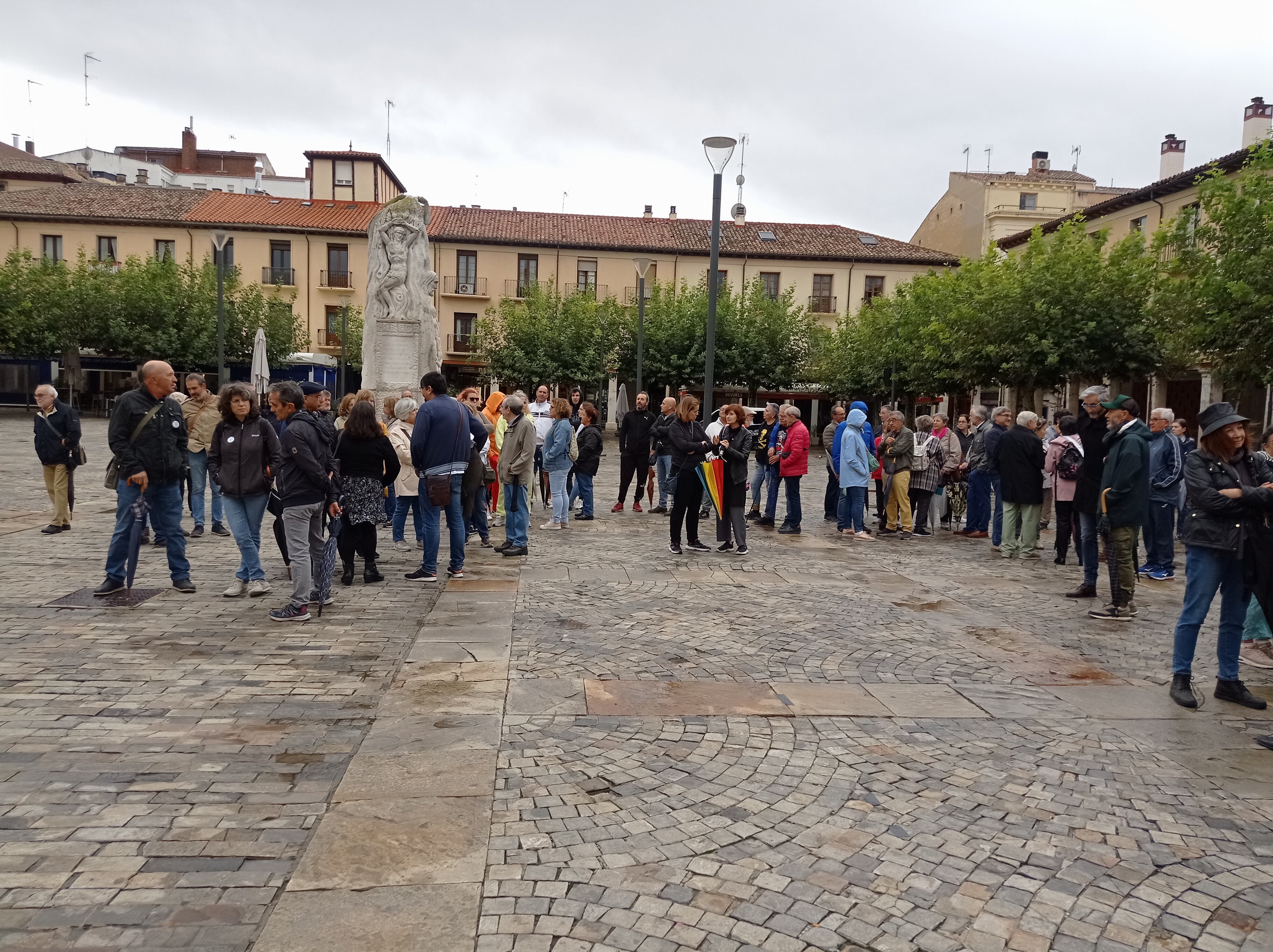 Concentración en la Plaza Mayor previa al Pleno de la Asociación Salvamos la dársena y de la Plataforma por el Soterramiento en Palencia