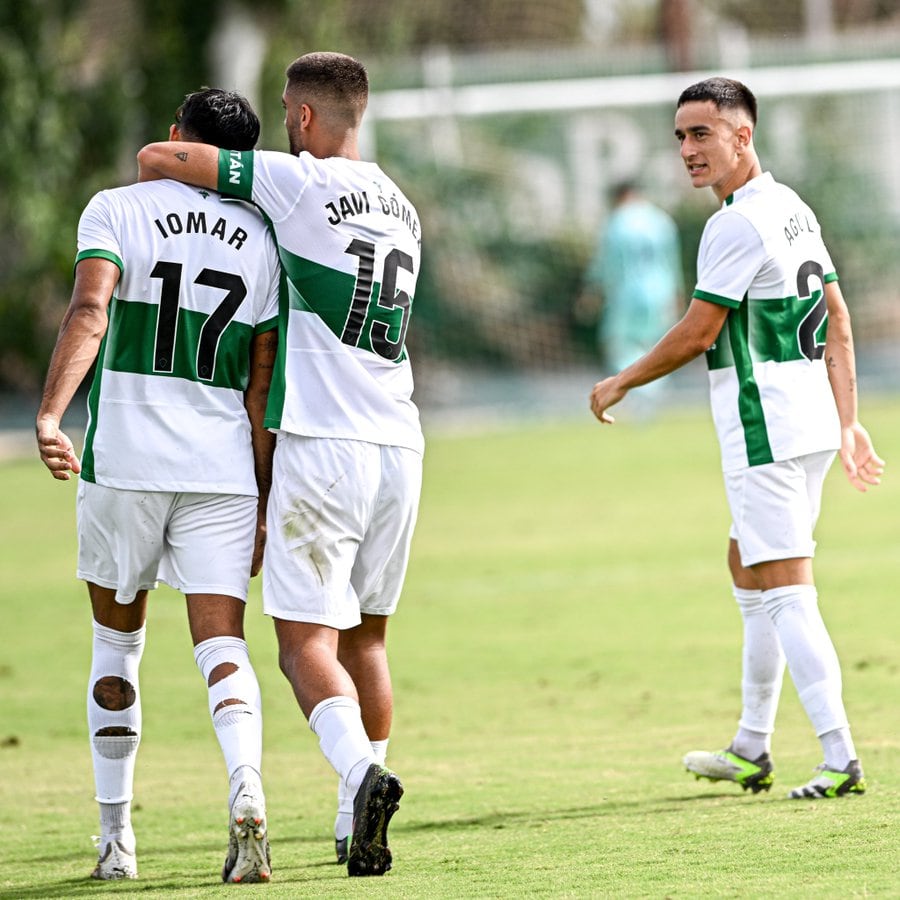 Iomar es felicitado por sus compañeros tras marcar uno de sus goles al Badalona