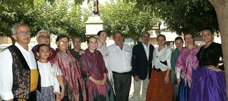 Lambán ha vuelto de sus vacaciones visitando la localidad de Pedrola, que celebra sus fiestas