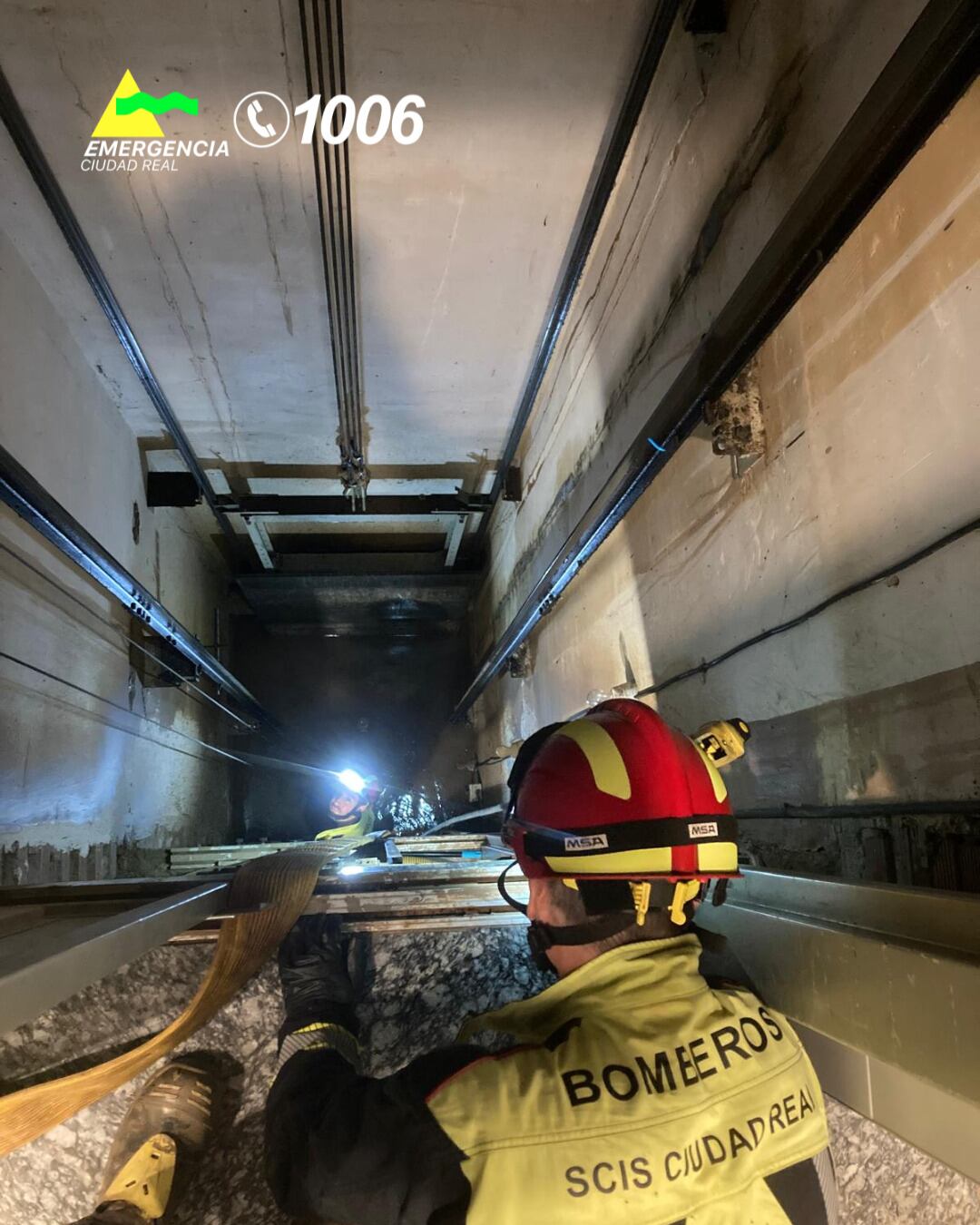 Bombero de Ciudad Real achicando agua en un sótano