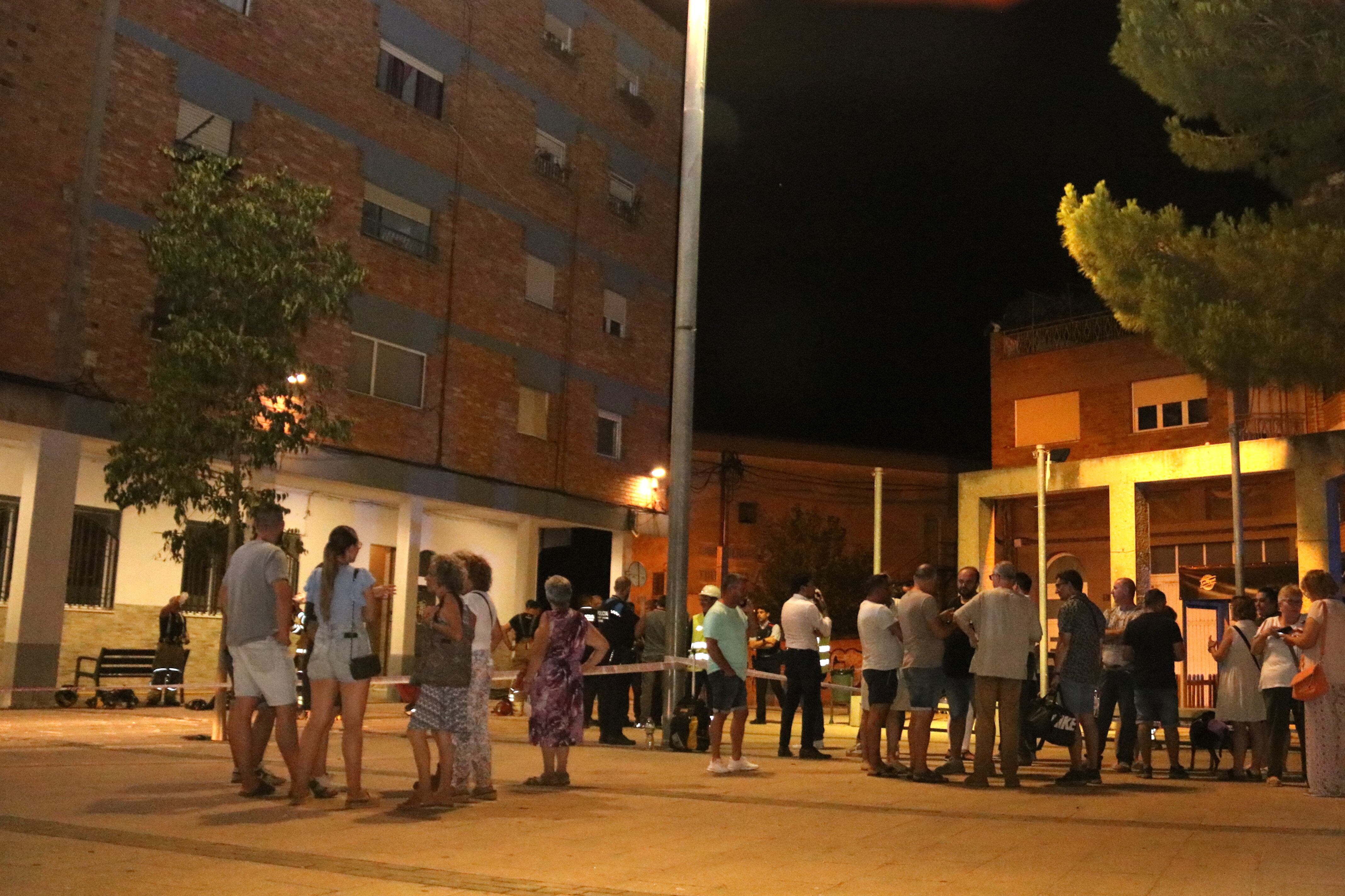 Veïns davant l'edifici on es va produir l'explosió al Secà de Sant Pere. Foto: ACN.