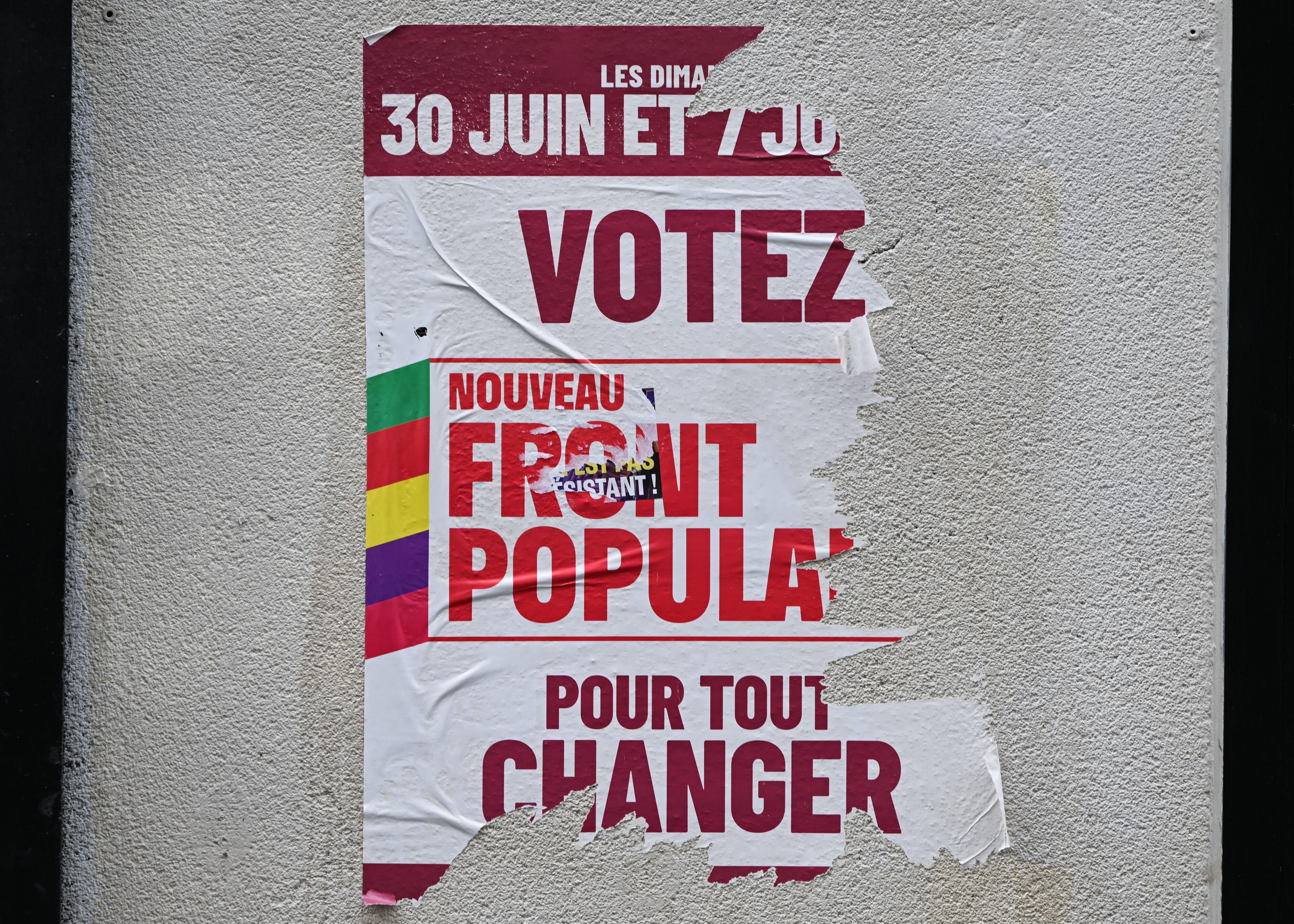 Uno de los carteles del Frente Popular en la campaña electoral francesa en julio de 2024, en París. Archivo. 