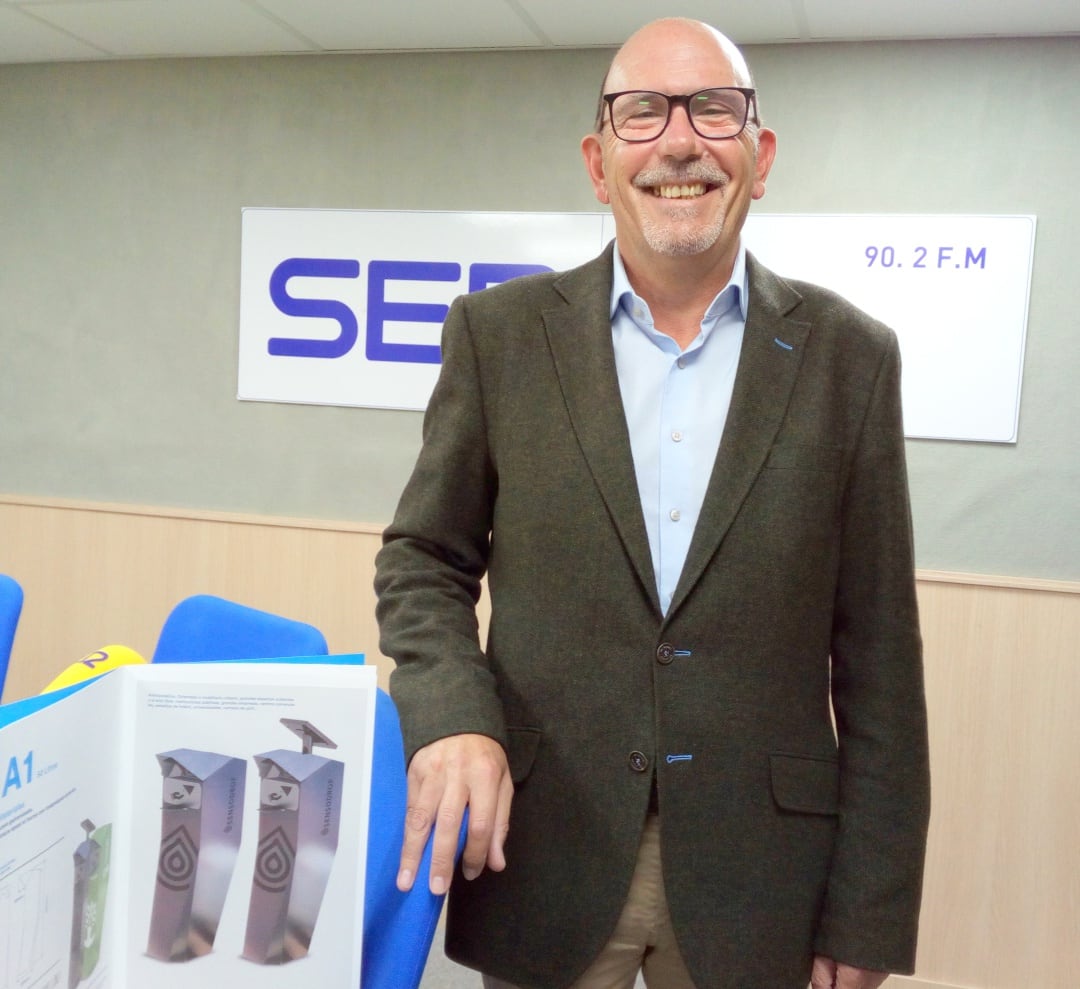 Manuel Ortuño, comercial de SensoDrop, en el estudio de Radio Elda