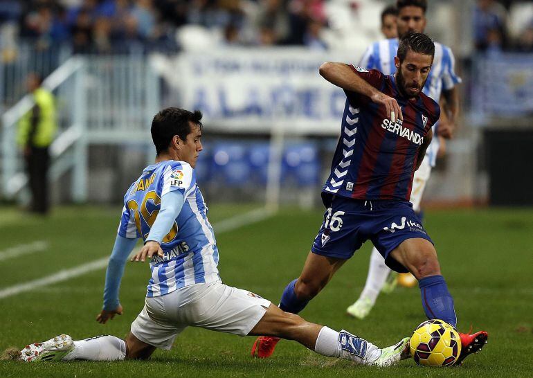 Lillo pelea por un balón en la primera temporada del Eibar en Primera