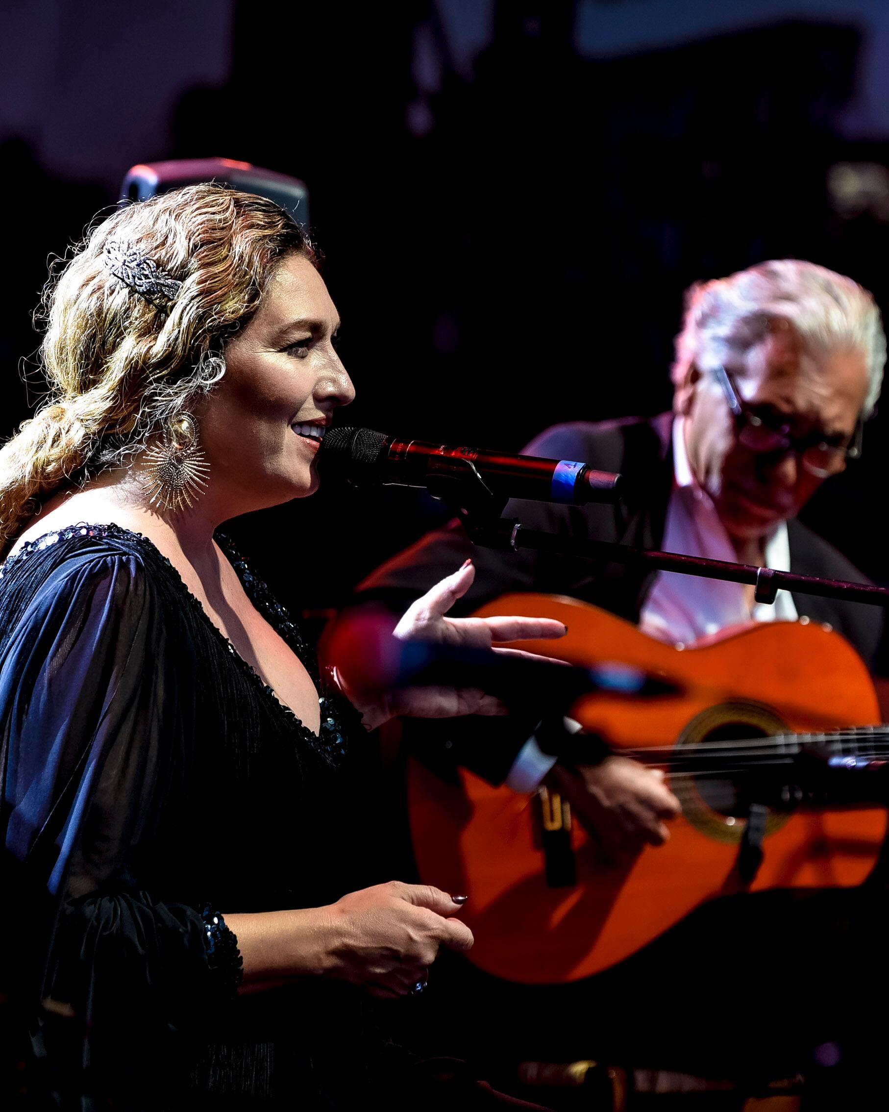 Estrella Morente inauguró el escenario flotante con un concierto en el que certificó que es una de las voces del flamenco más importantes del momento