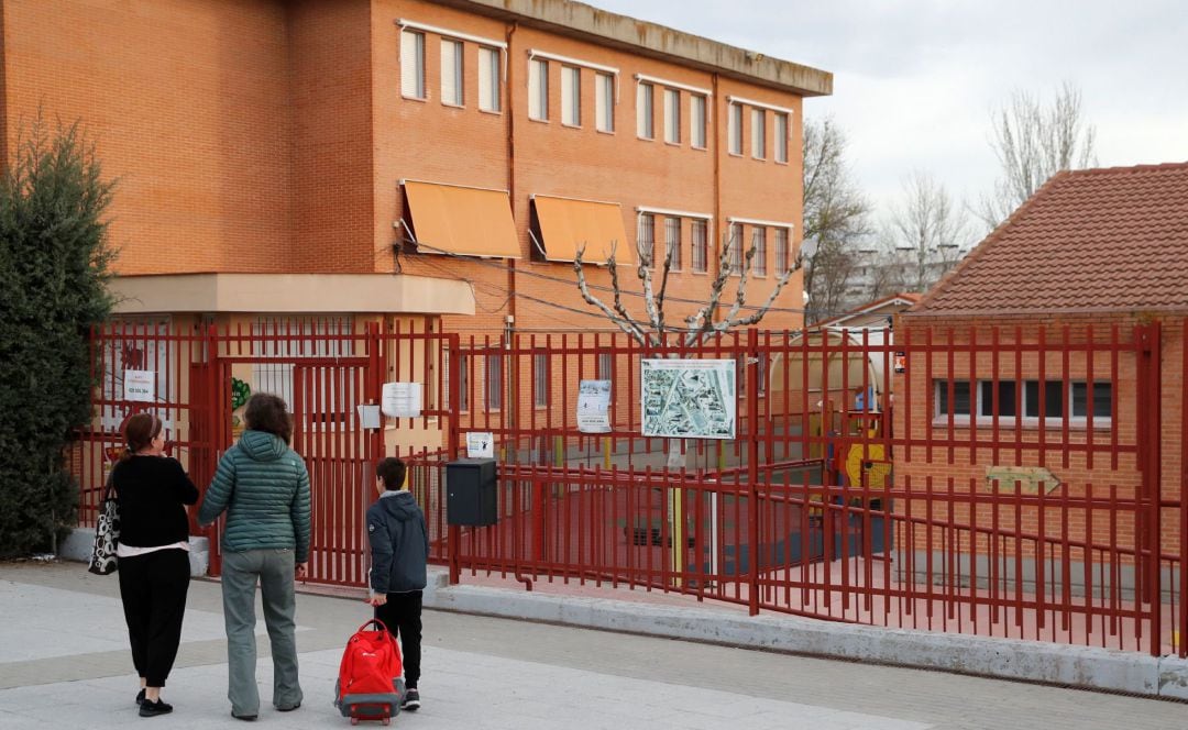 Una madre acompaña a unos hijos al colegio, este martes en Madrid.