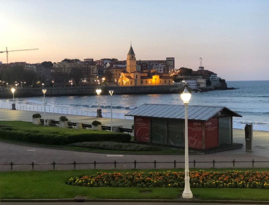 Gijón con la iglesia de San Pedro al fondo.