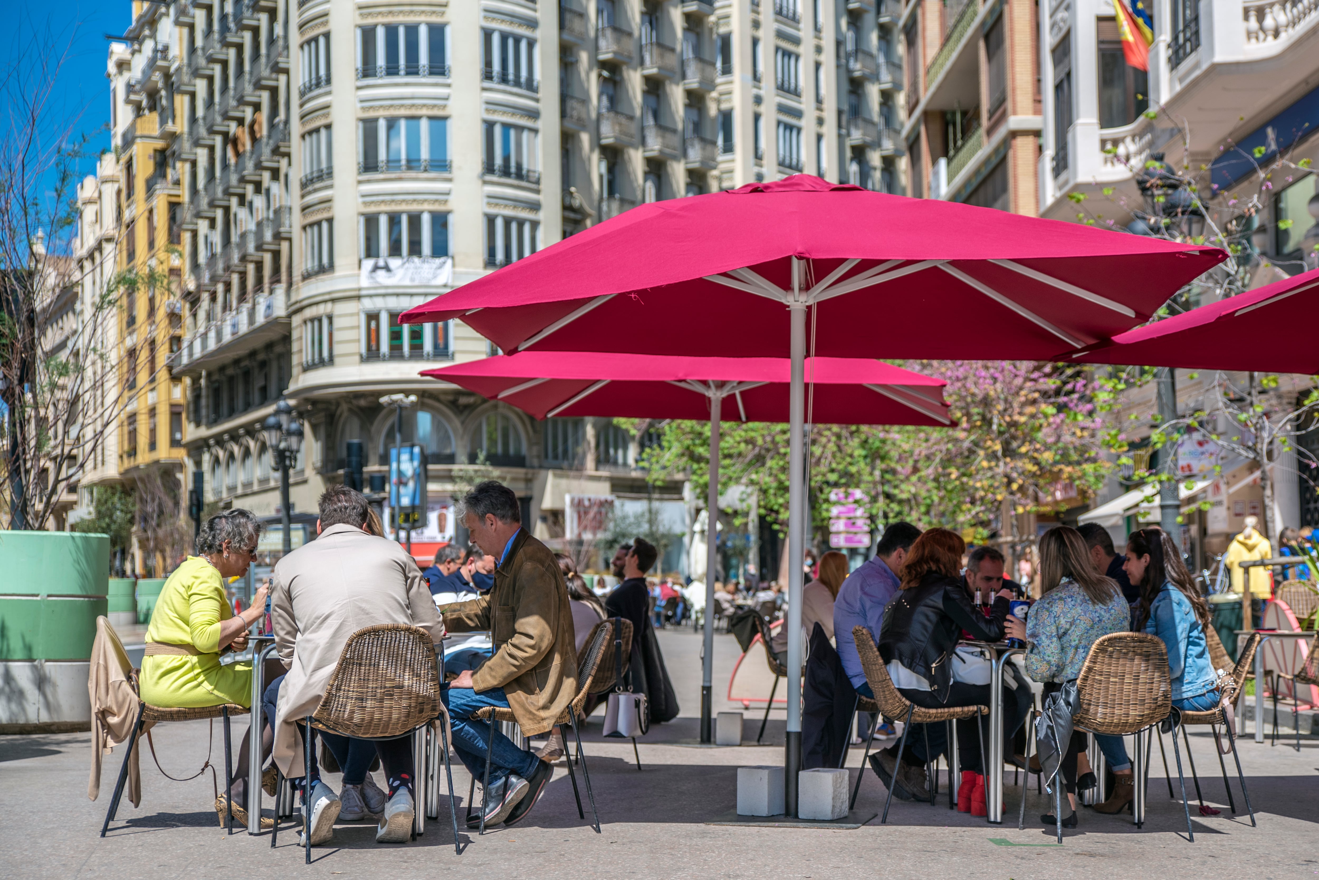 Personas sentadas en la terraza de un bar de València en una imagen de archivo.