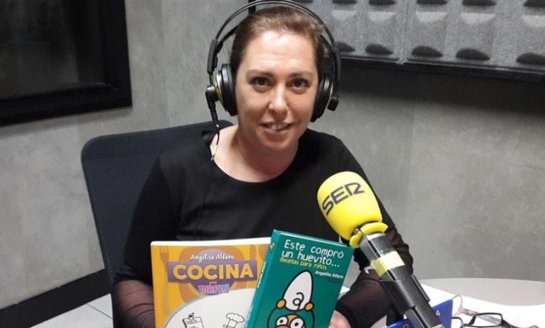 Mireia Alonso posa con dos de los libros de Angelita Alfaro