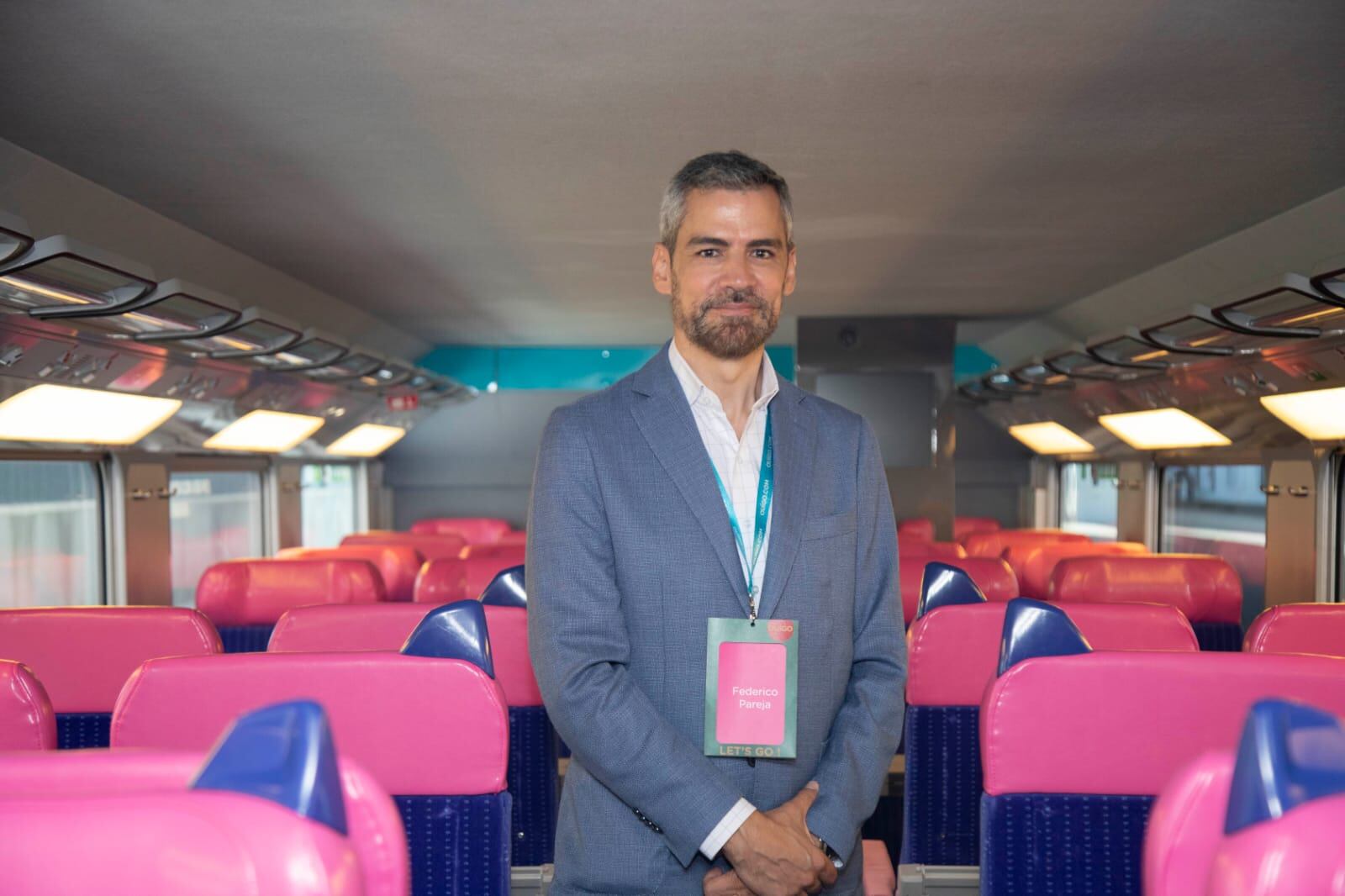 Federico Pareja, Director Comercial y de Marketing de OUIGO en el interior de uno de los trenes