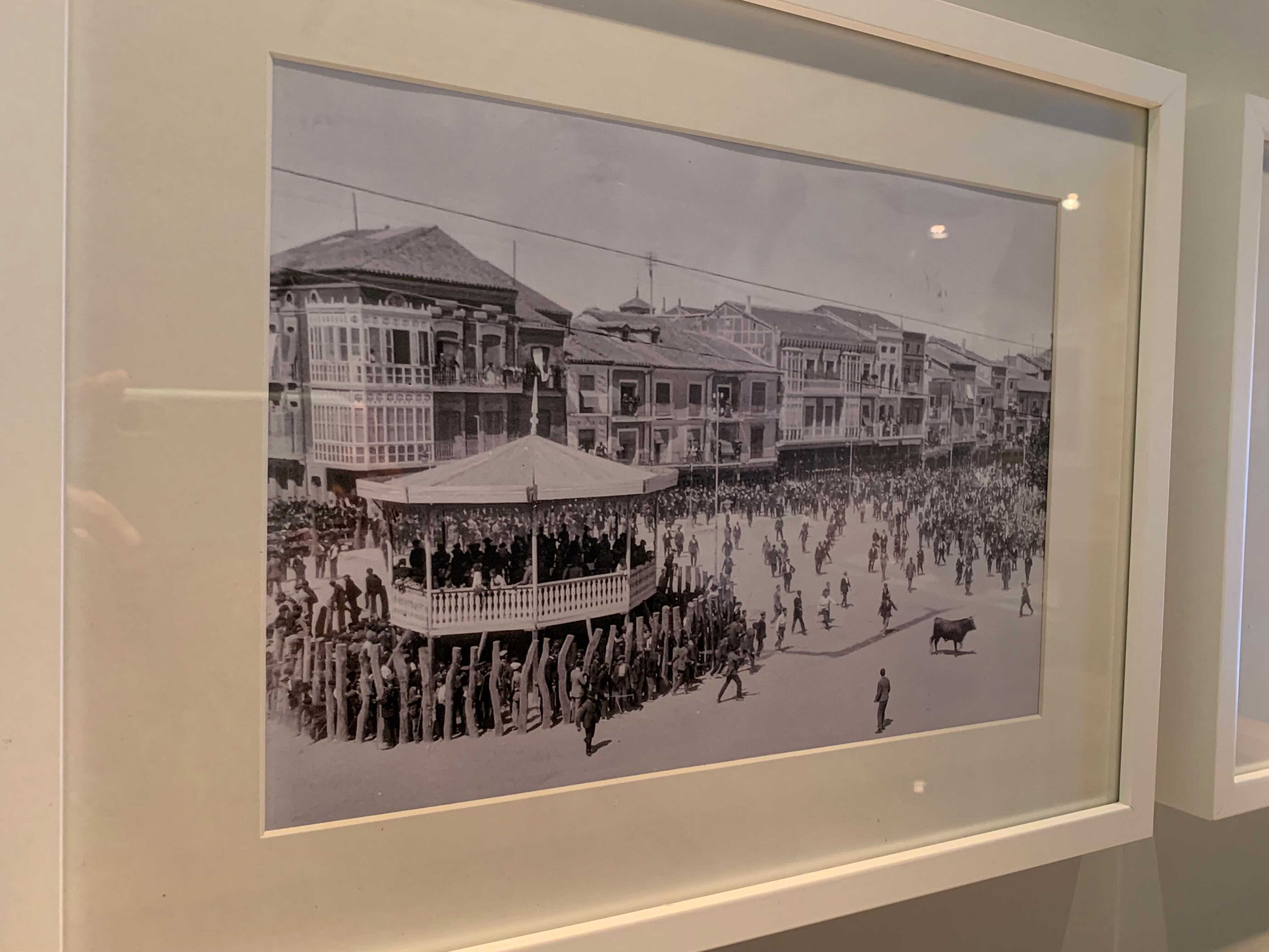 Los eventos celebrados en la Plaza Mayor aparecen reflejados en antiguas fotografías