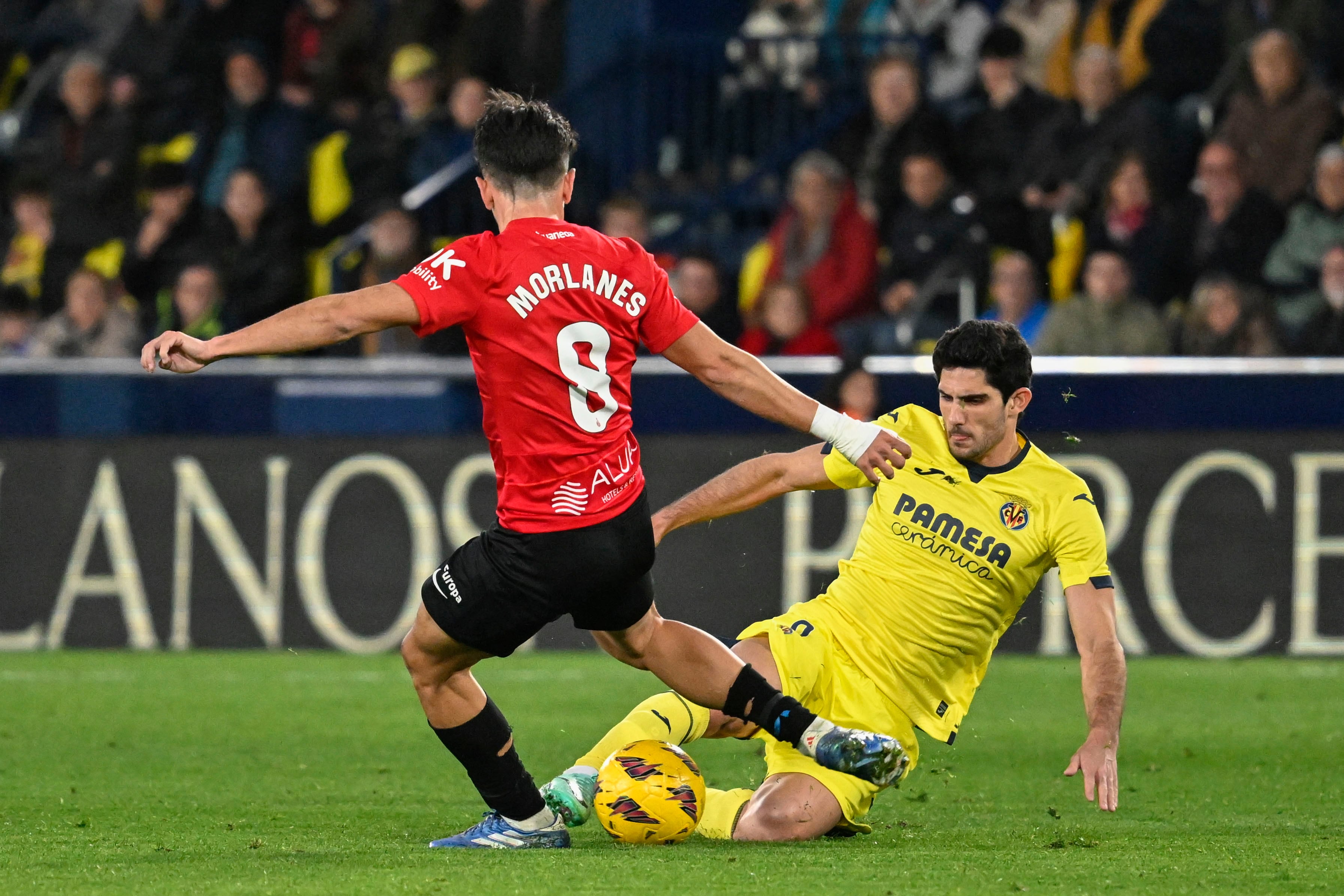 VILLARREAL, 20/01/2024.- El delantero portugués del Villarreal, Gonçalo Guedes (d), disputa el balón ante Manu Morlanes, centrocampista del Mallorca, durante el partido de la jornada 21 de Liga que disputan este sábado el Villarreal y el Mallorca en el estadio La Cerámica de Villarreal. EFE/ Andreu Esteban
