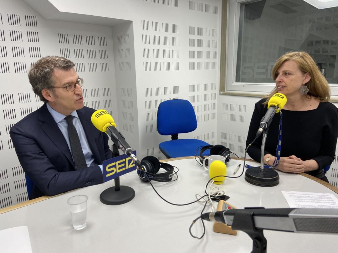 Alberto Núñez Feijóo conversa con Aida Pena en los estudios de Radio Galicia