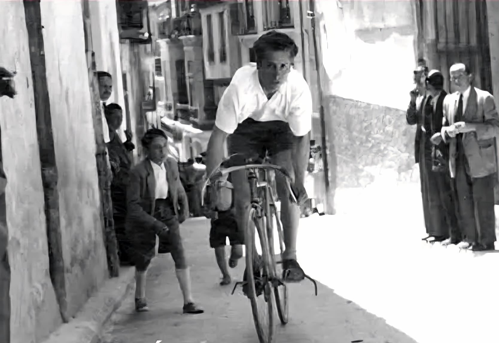Imagen de un ciclista ascendiendo por una calle de Cuéllar hace décadas