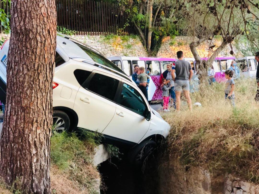 La salida de vía de un vehículo dificultó el acceso al Castillo