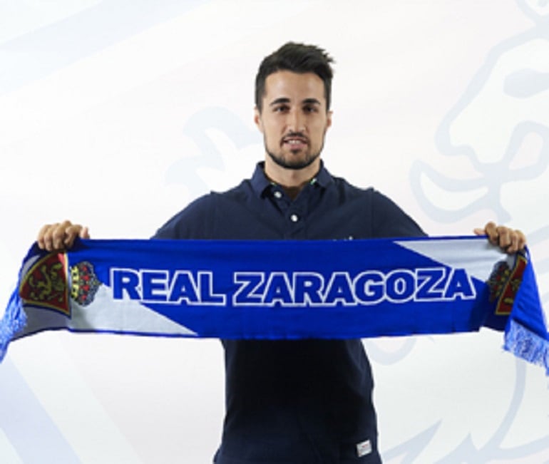 Jorge Casado posa con la bufanda del Real Zaragoza. 