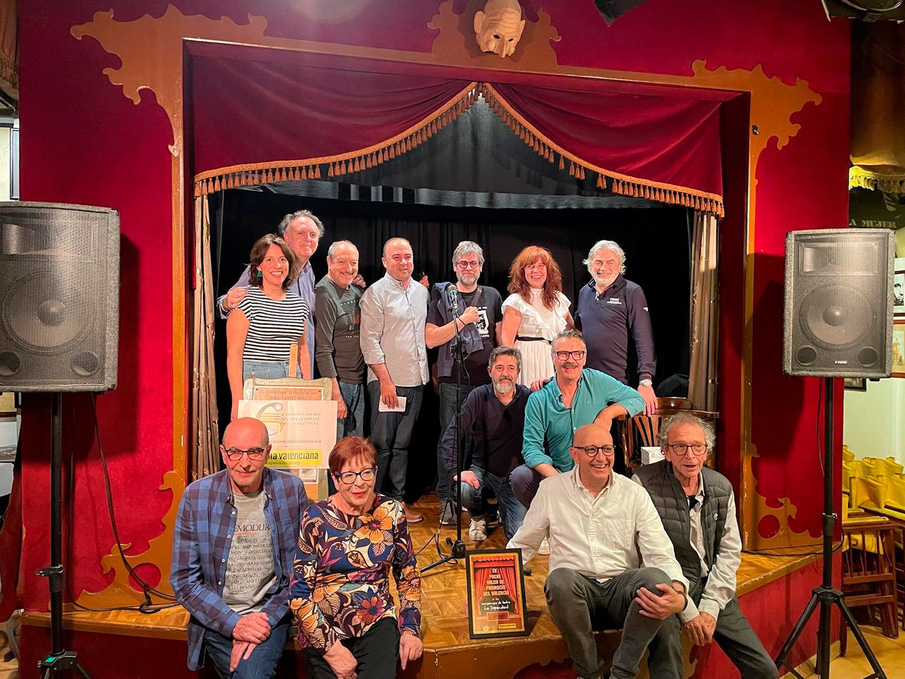 Foto de família junt al premi Enric Valor en l'escenari del pub L'Escenari