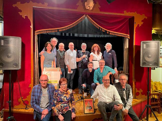 Foto de família junt al premi Enric Valor en l'escenari del pub L'Escenari