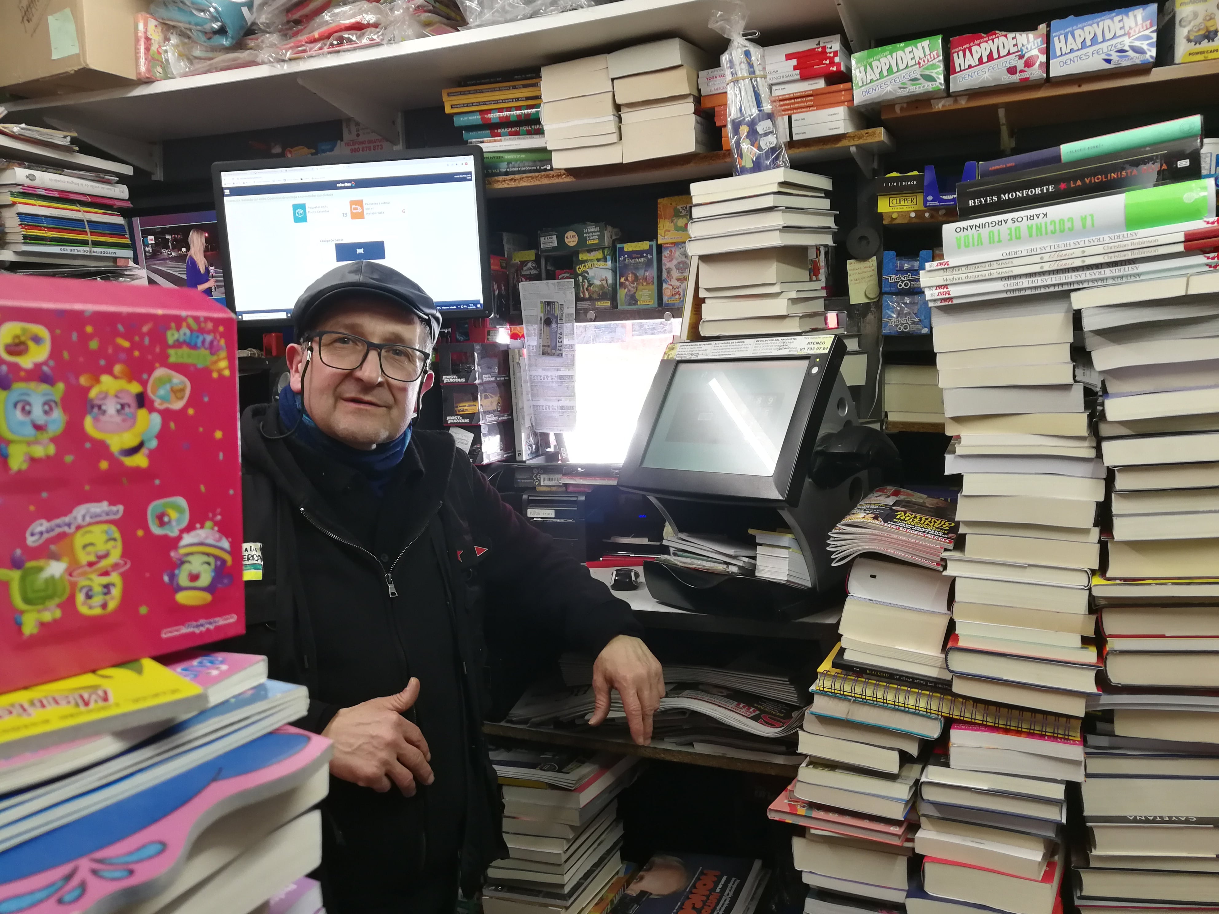 José Manuel ha pasado más de 30 años al frente de su kiosco en Fuenlabrada