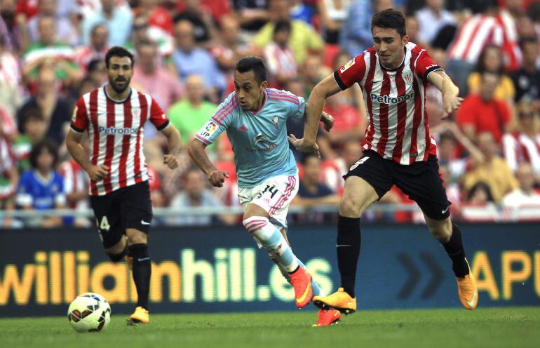 Mikel Balenziaga y Aymeric Laporte disputan un balón