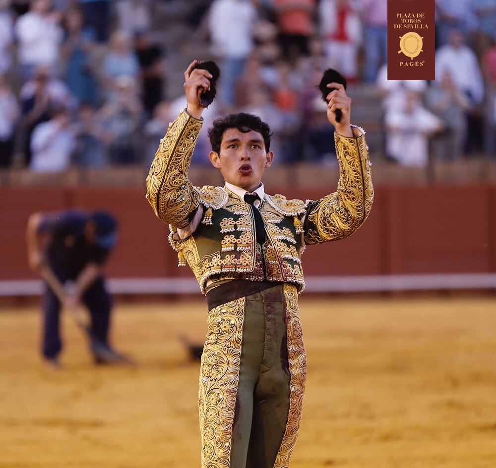 El mexicano Isaac Fonseca muestra las dos orejas que le cortó al sexto novillo de la tarde