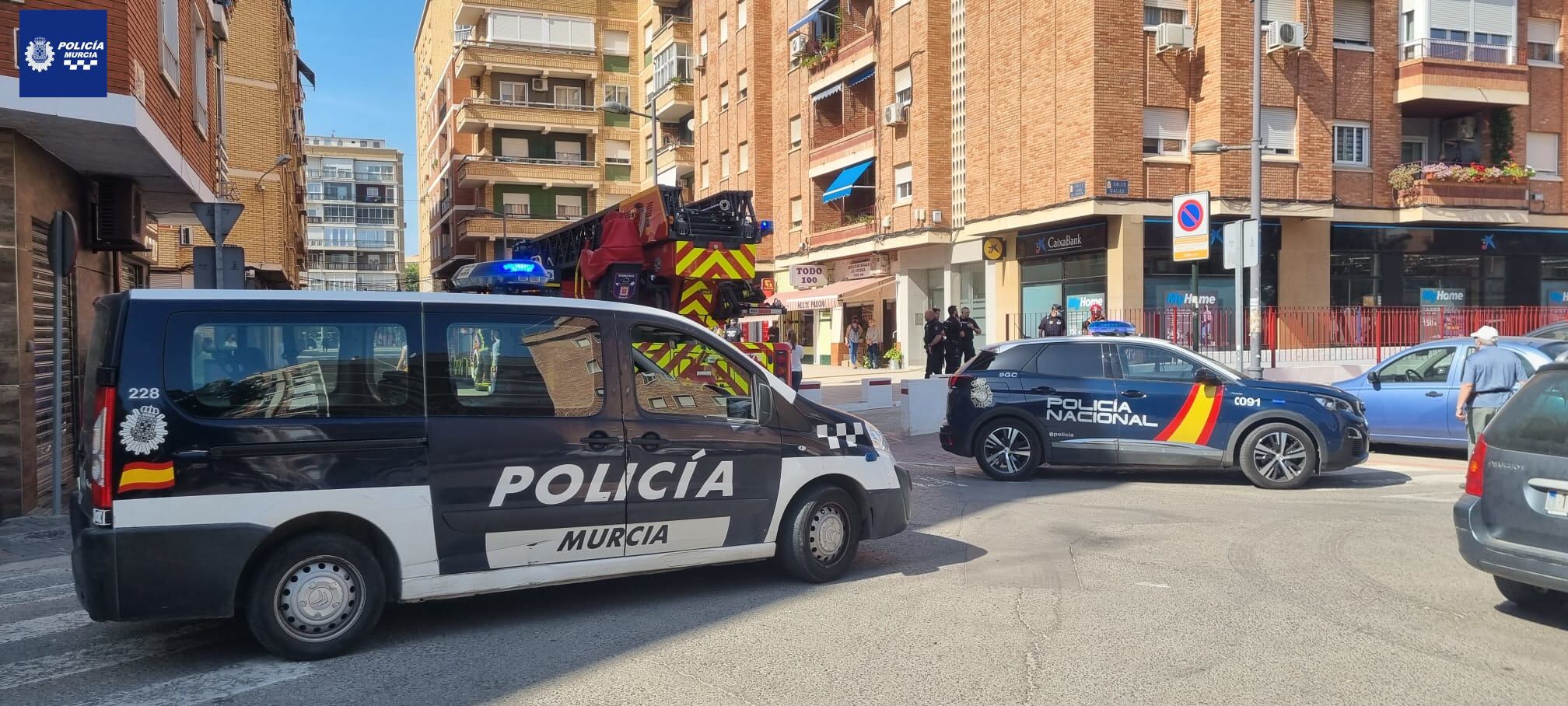 Efectivos policiales en el lugar del incendio, en Murcia