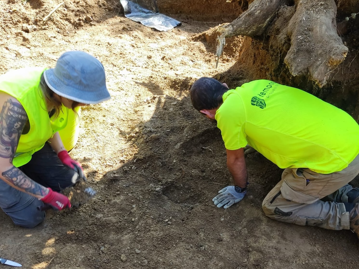 Equipo arqueológico en la fosa de Páramo del Sil