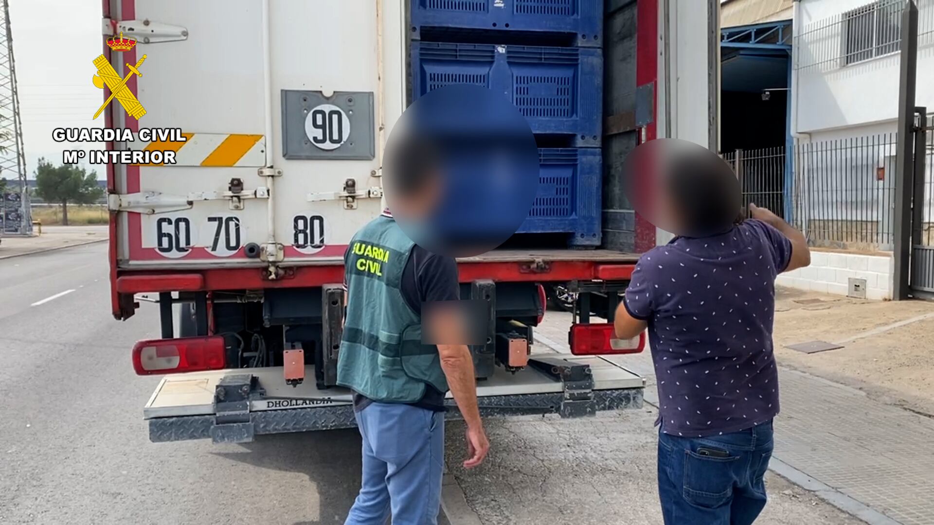 Agente de la Guardia Civil en plena investigación de la Operación &#039;Lastbil&#039;