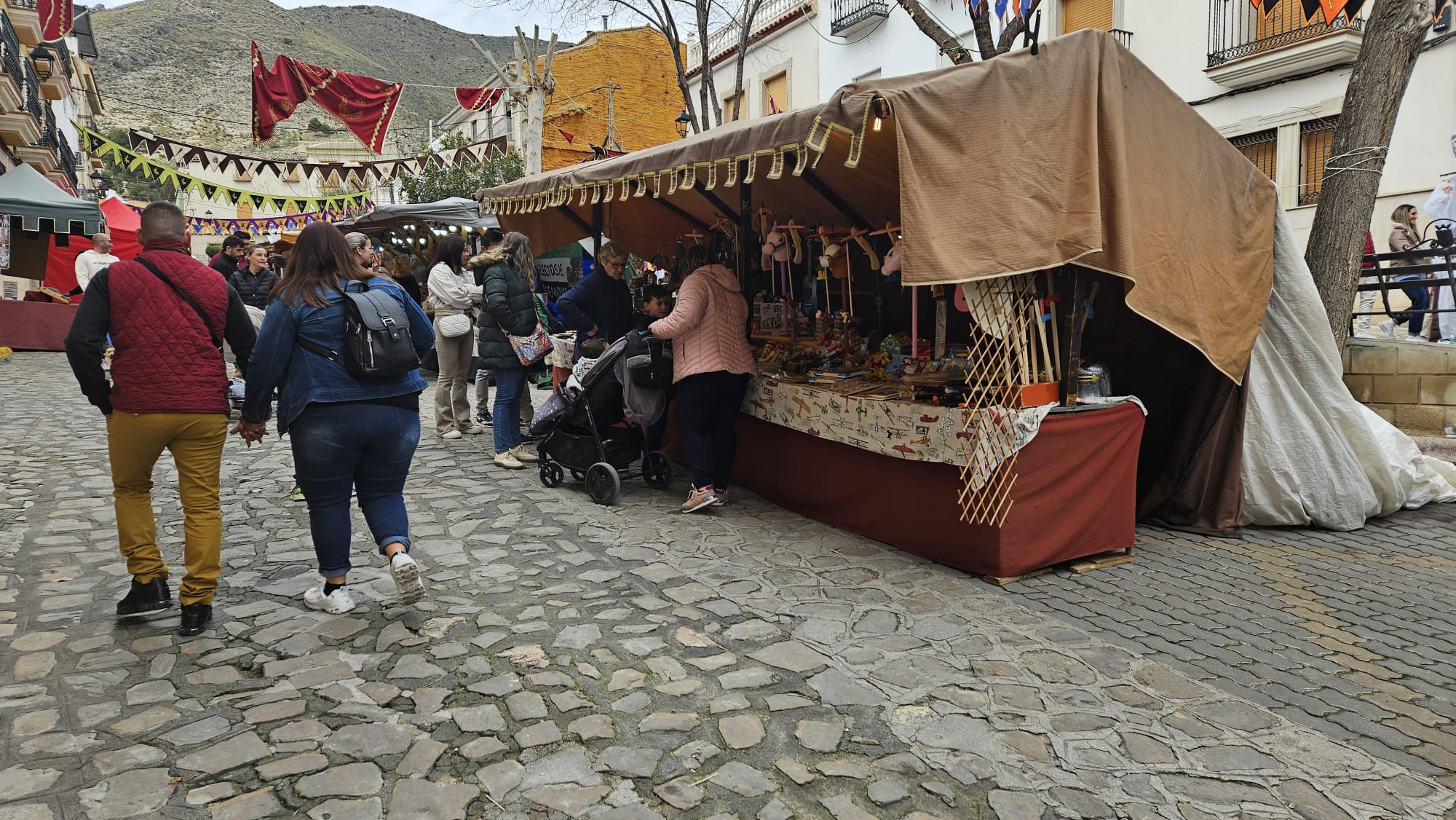 Algunos de los puestos del mercado medieval instalado en la calle General Noriega