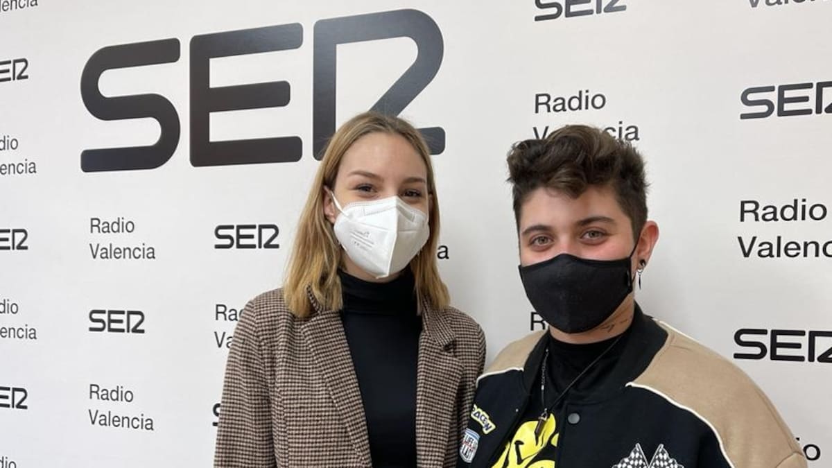 Una fallera pide que su novia le acompañe en la Ofrenda de Flores vestida con saragüells