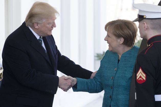 Trump sí estrechó la mano de Merkel a su llegada