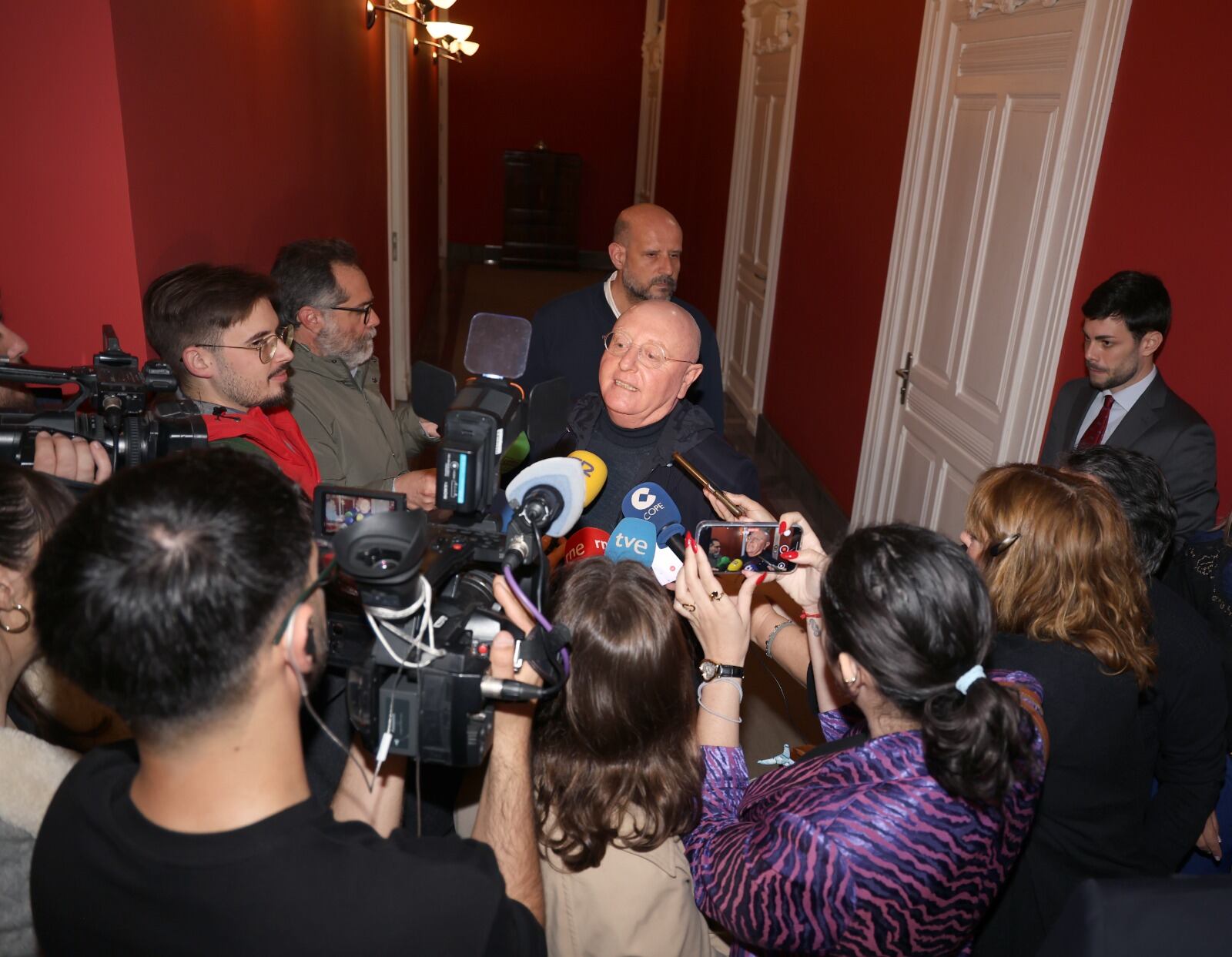 Diego Salinas atiende a los medios