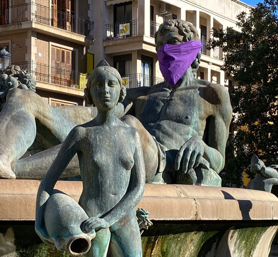 Las principales estatuas y esculturas de la ciudad lucen pañuelos morados contra la violencia de género