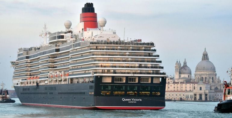 Fotografía del 21 de septiembre de 2013 del crucero &#039;Queen Victoria&#039; mientras pasa junto a la plaza de San Marcos en Venecia, Italia.