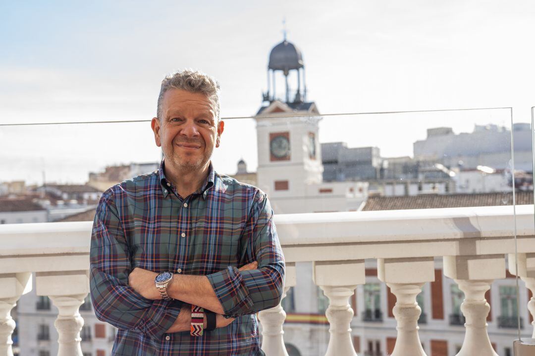 Alberto Chicote posa en la Puerta del Sol