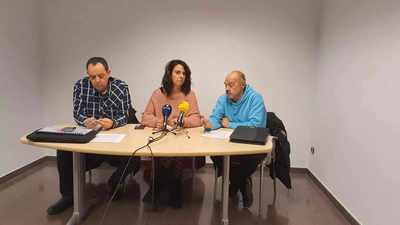 Carla Guinot, al centre, en una roda de premsa dels sindicats.