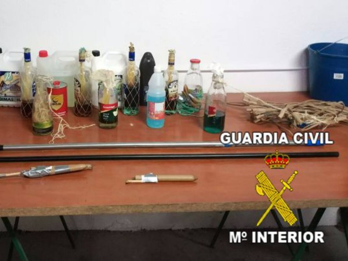 Un hombre se parapeta en el rellano de su piso