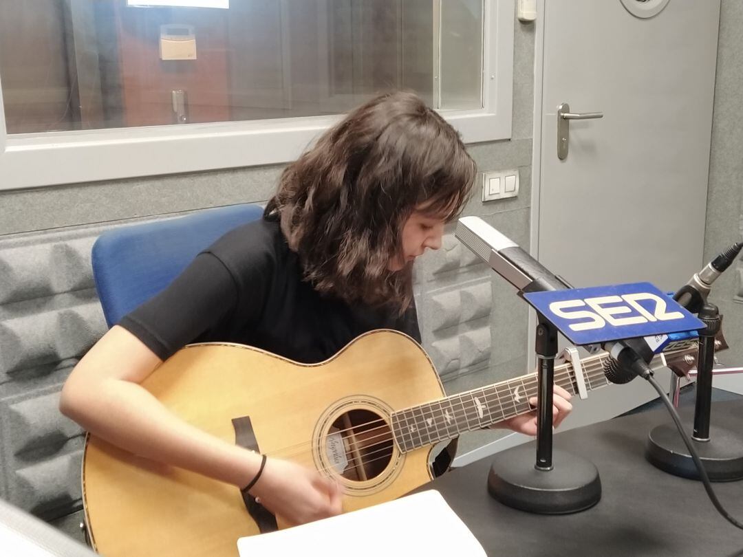 Aroa Ferreiro en los estudios de Radio Vigo