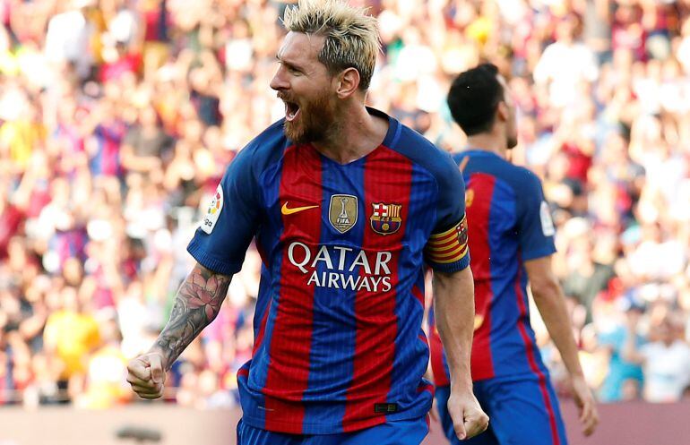 Leo Messi celebra uno de sus goles al Betis en la primera jornada de la Liga.