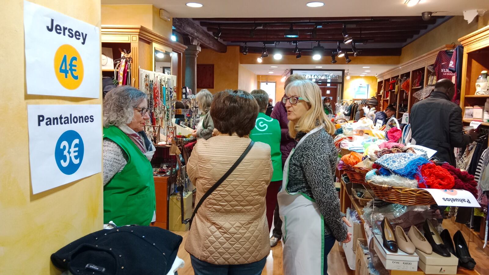 Voluntarias y público en el Mercadillo de la Asociación contra el cáncer de Huesca